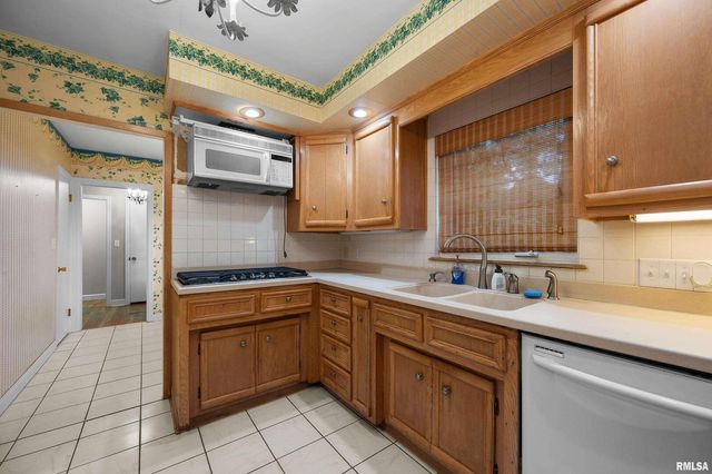 660 18TH Avenue, East Moline, IL 61244