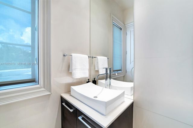 142 S Island Dr, Golden Beach, FL 33160