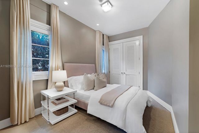 142 S Island Dr, Golden Beach, FL 33160