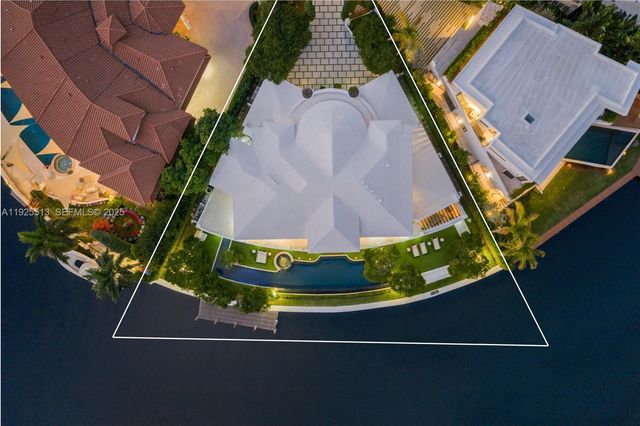 142 S Island Dr, Golden Beach, FL 33160