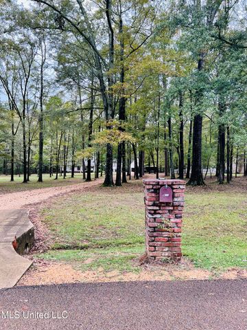 611 S Springlake Circle, Terry, MS 39170
