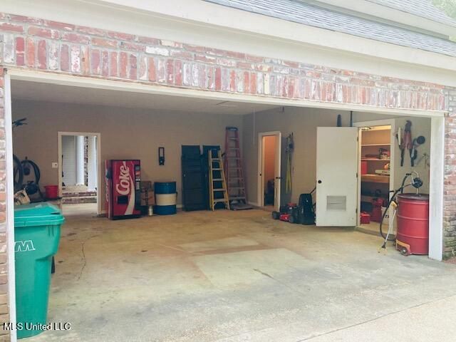 611 S Springlake Circle, Terry, MS 39170