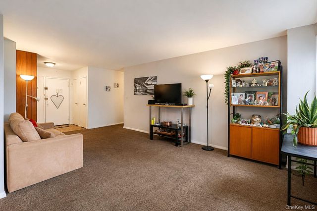 4310 Kissena Boulevard 6B, Flushing, NY 11355