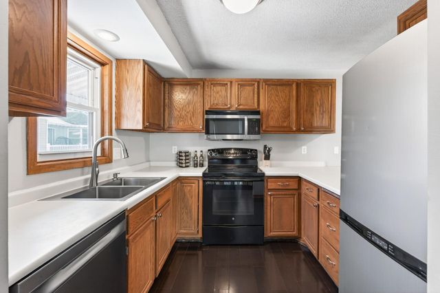 1046 E Travelers Trail 39, Burnsville, MN 55337