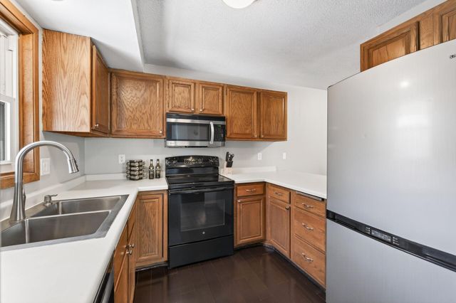 1046 E Travelers Trail 39, Burnsville, MN 55337