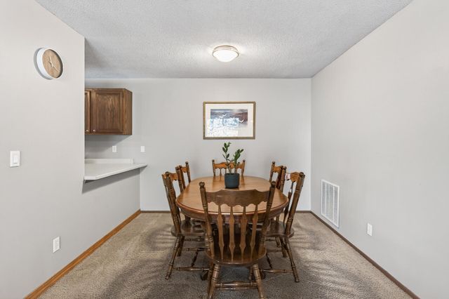 1046 E Travelers Trail 39, Burnsville, MN 55337