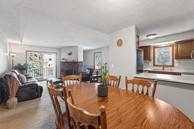 1046 E Travelers Trail 39, Burnsville, MN 55337