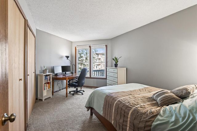 1046 E Travelers Trail 39, Burnsville, MN 55337