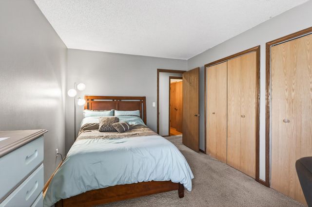 1046 E Travelers Trail 39, Burnsville, MN 55337