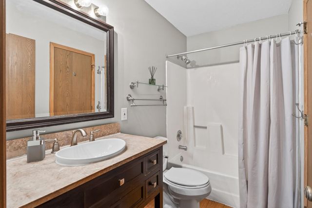 1046 E Travelers Trail 39, Burnsville, MN 55337