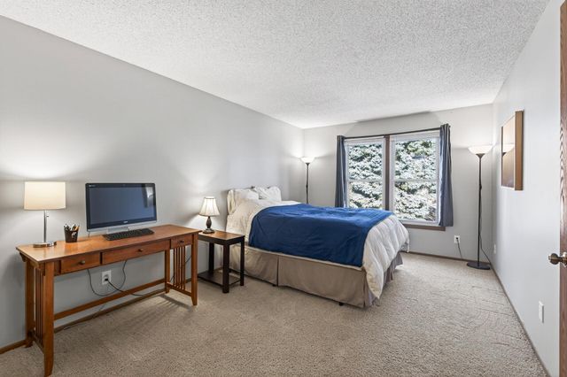 1046 E Travelers Trail 39, Burnsville, MN 55337