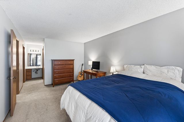 1046 E Travelers Trail 39, Burnsville, MN 55337