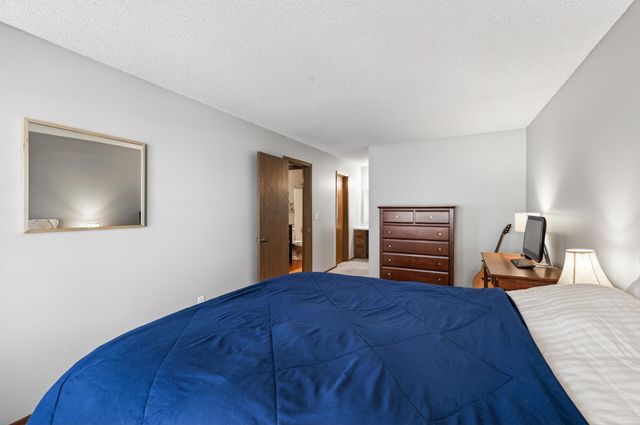 1046 E Travelers Trail 39, Burnsville, MN 55337