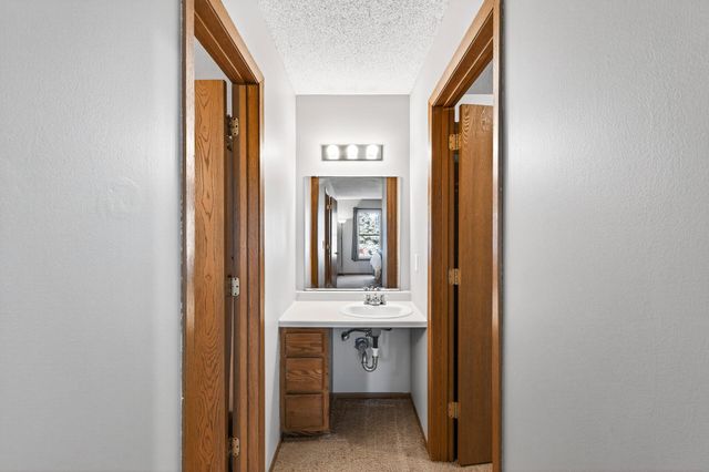 1046 E Travelers Trail 39, Burnsville, MN 55337