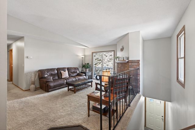 1046 E Travelers Trail 39, Burnsville, MN 55337