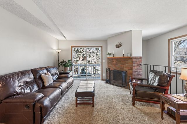 1046 E Travelers Trail 39, Burnsville, MN 55337