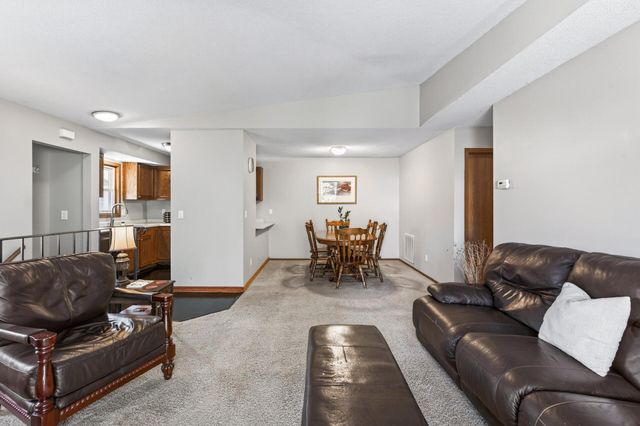 1046 E Travelers Trail 39, Burnsville, MN 55337