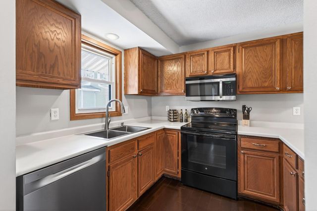 1046 E Travelers Trail 39, Burnsville, MN 55337