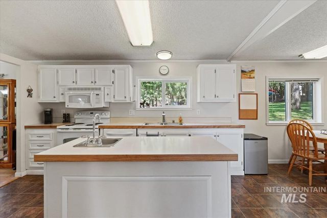 5758 W Hill Rd, Boise, ID 83703