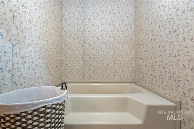 5758 W Hill Rd, Boise, ID 83703