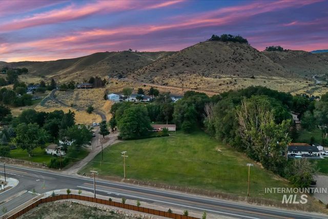 5758 W Hill Rd, Boise, ID 83703