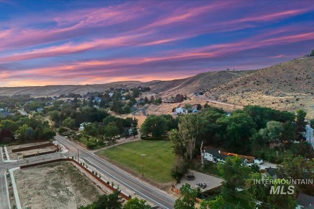 5758 W Hill Rd, Boise, ID 83703