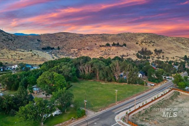 5758 W Hill Rd, Boise, ID 83703
