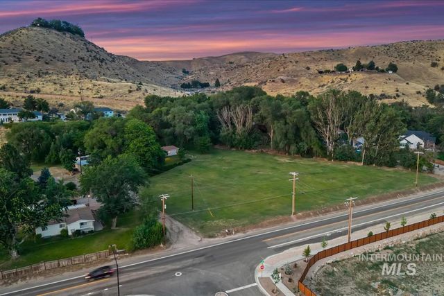 5758 W Hill Rd, Boise, ID 83703