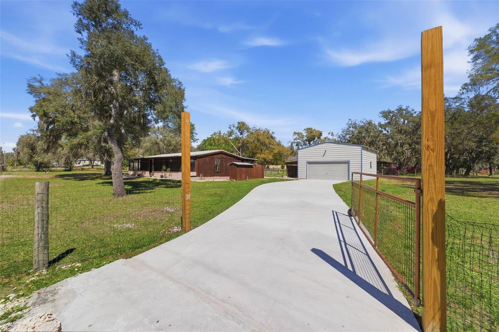 Image 2 of property listing at 515 S COVELAKE TERRACE, Inverness, FL 34450