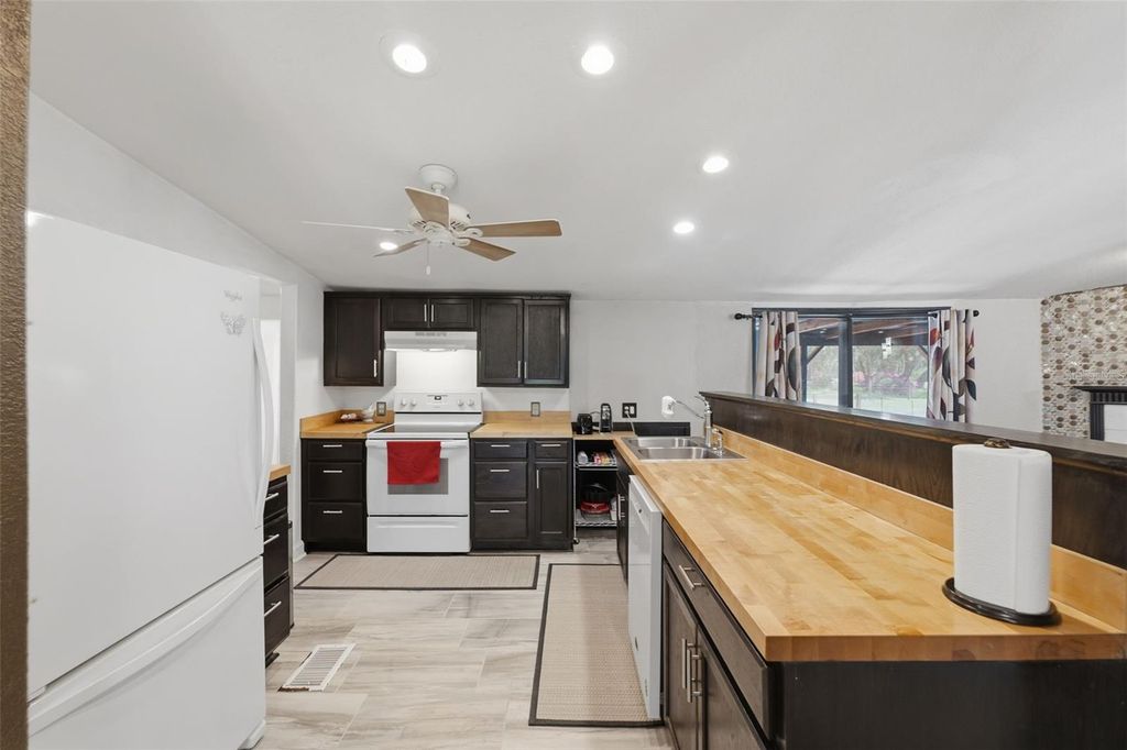 Image 19 of property listing at 515 S COVELAKE TERRACE, Inverness, FL 34450