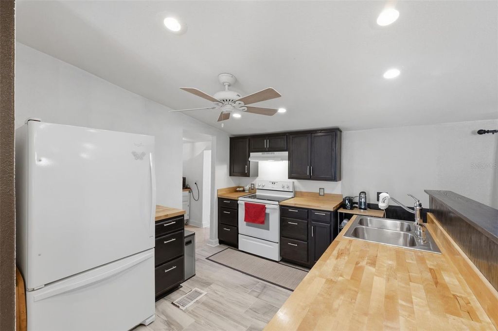 Image 20 of property listing at 515 S COVELAKE TERRACE, Inverness, FL 34450