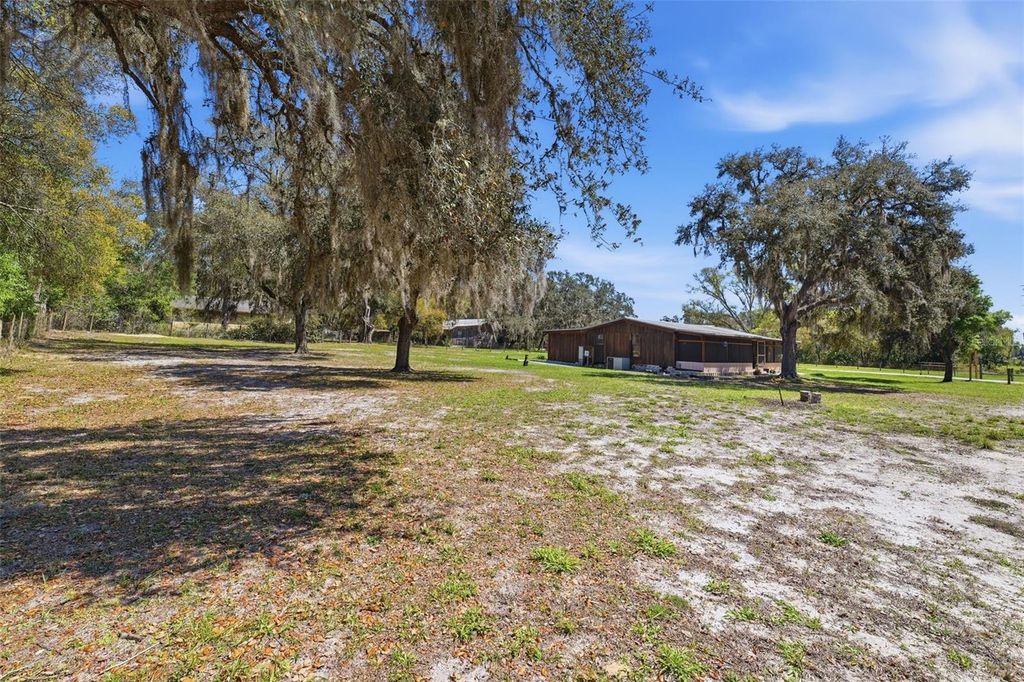 Image 42 of property listing at 515 S COVELAKE TERRACE, Inverness, FL 34450