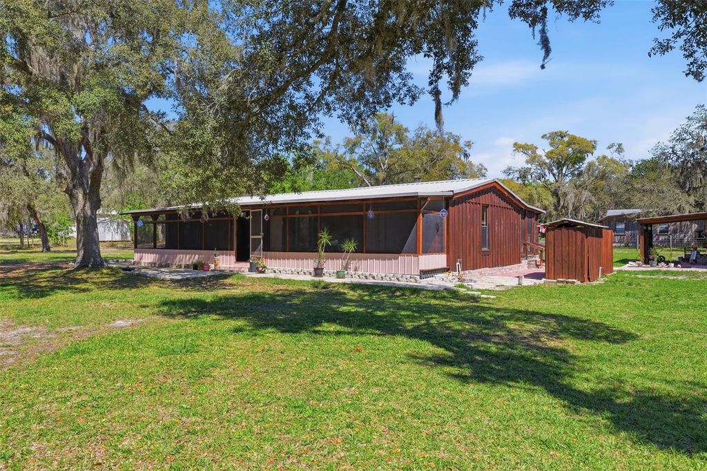 Image 10 of property listing at 515 S COVELAKE TERRACE, Inverness, FL 34450