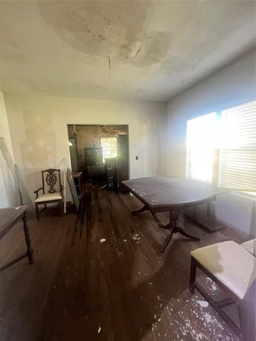 906 6th Street, Orange, TX 77630
