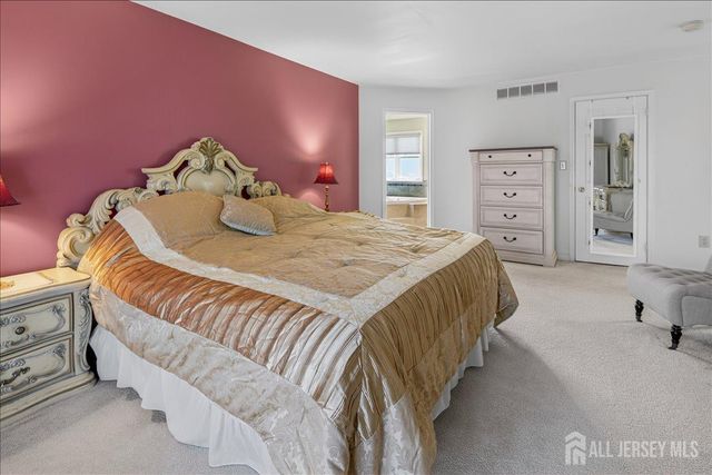 25 Kinglet Drive N, Plainsboro, NJ 08512