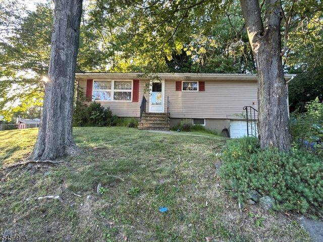 55 Hillside Dr, Hamburg Boro, NJ 07419