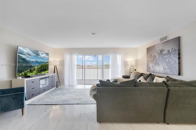 605 Ives Dairy Rd 305-7, Miami, FL 33179