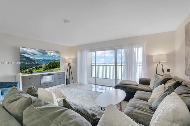 605 Ives Dairy Rd 305-7, Miami, FL 33179