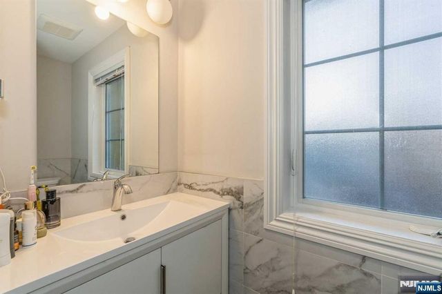 5 Benjamin Road, Tenafly, NJ 07670