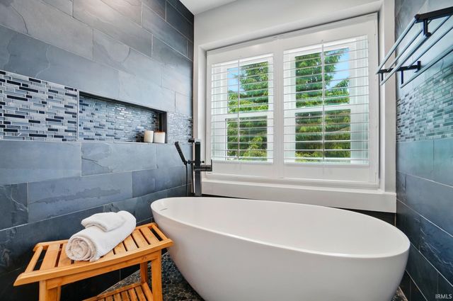 6326 Treasure Cove, Fort Wayne, IN 46835