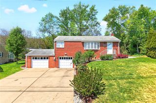 29 Pontiac Rd, Bethel Park, PA 15241