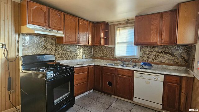 1013 S 13TH Street, Herrin, IL 62948