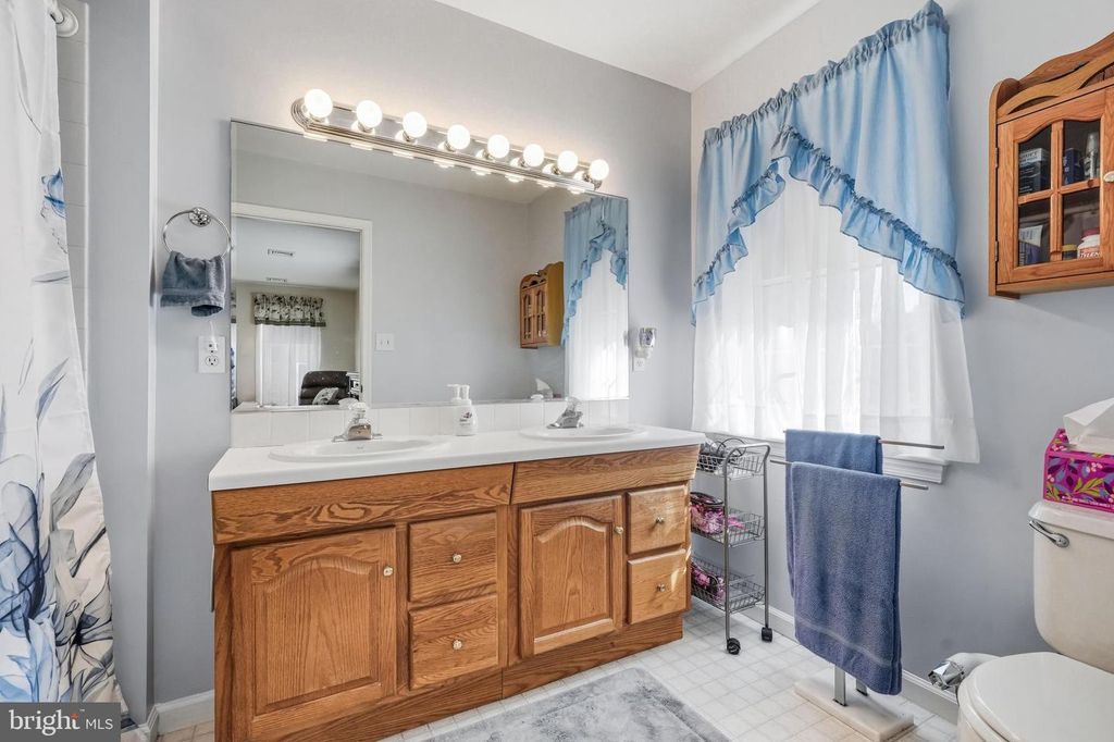 801 E CAMDEN AVE, Moorestown, NJ 08057