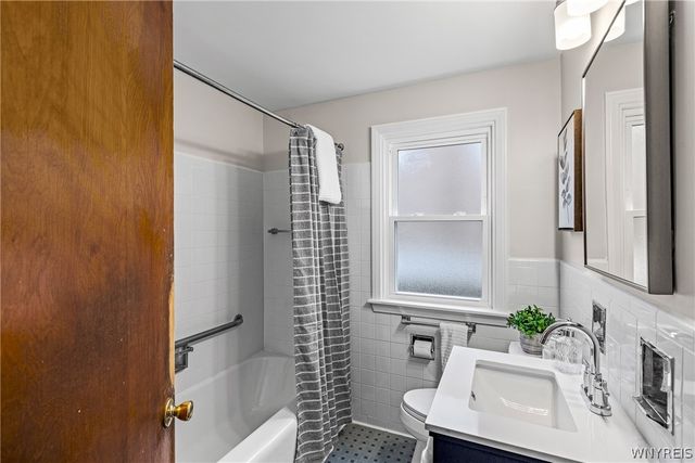 123 Columbia Parkway, West Seneca, NY 14224