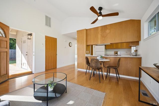 14 Angelica Ct, Novato, CA 94947