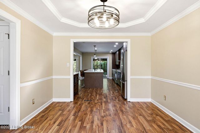 10122 Springhurst Gardens Cir, Louisville, KY 40241