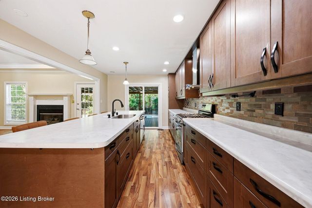 10122 Springhurst Gardens Cir, Louisville, KY 40241