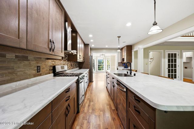 10122 Springhurst Gardens Cir, Louisville, KY 40241