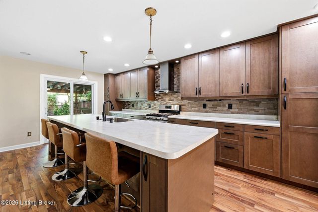 10122 Springhurst Gardens Cir, Louisville, KY 40241