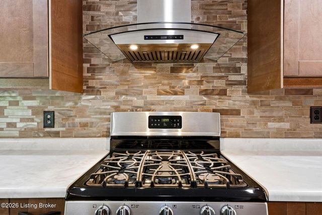 10122 Springhurst Gardens Cir, Louisville, KY 40241